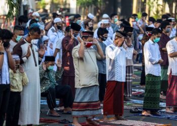 UMAT Islam boleh menunaikan Solat Sunat Hari Raya Aidilfitri semasa pandemik Covid-19 di rumah bersama keluarga masing-masing. -KOMPAS.COM