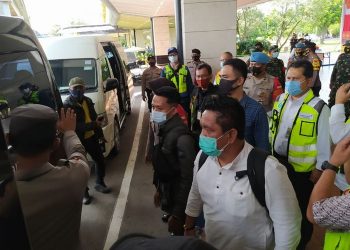 SEBAHAGIAN daripada ahli keluarga mangsa nahas pesawat Sriwijaya Air tiba di Lapangan Terbang Soekarno-Hatta di Tangerang, Indonesia. - AGENSI