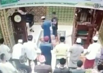 TANGKAP layar rakaman CCTV ketika lelaki itu menampar imam sewaktu solat Subuh di Masjid Baitul Arsyi, Pekan Baru, Riau. -AGENSI