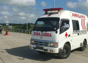 SEBUAH ambulans diarah berpatah balik ketika sekatan jalan raya. - KOMPAS.COM