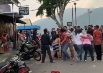 TANGKAP layar video menunjukkan orang ramai menyertai pergaduhan di Magetan, Jawa Timur, Indonesia. - AGENSI