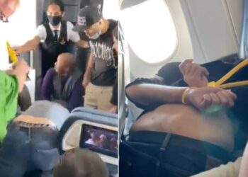 TANGKAP layar video menunjukkan seorang penumpang diikat selepas cuba merempuh masuk kokpit pesawat Delta Airlines. - AGENSI