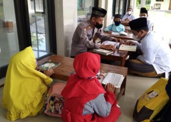 PENGASAS Sekolah Pondok Abdul Rahman Bin Auf, Surono mengajar mengaji sebahagian daripada pelajarnya. - AGENSI