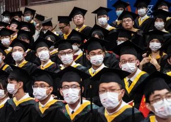 GRADUAN dari China yang belajar ke luar negara enggan pulang atas faktor peluang pekerjaan terhad dan ketidakpuasan hati cara kerajaan tangani wabak Covid-19. -AGENSI