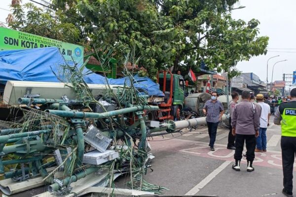 Lapan Maut Lori Kontena Langgar Tiang Depan Sekolah