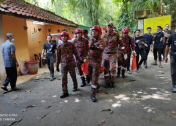 MANGSA dibawa oleh anggota bomba selepas ditemukan lemas ketika mandi di air terjun Gunung Ledang, Tangkak.