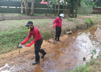 KAKITANGAN JAS melakukan kerja-kerja pembersihan di lokasi pencemaran bahan kimia di tali air Kampung Baru Sri Aman, Kempas di Johor.