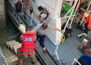 WARGA Turki yang mengalami kecederaan selepas terhidu gas amonia di atas kapal MV Hamburg di kedudukan 0.7 batu nautika Barat Daya Pulau Selat Kering tengah malam tadi.