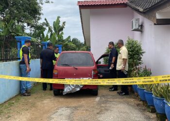 Kereta Perodua Kancil yang menemukan masak dua remaja di pekarangan Kompleks Jawatankuasa Pembangunan dan Penyelarasan Dewan Undangan Negeri (Japerun)  Ayer Limau, Masjid Tanah hari ini.