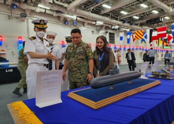 TUANKU SYED FAIZUDDIN diberi penerangan oleh pegawai Tentera Laut Korea Selatan mengenai kapal selam sempena Pameran Antarabangsa Maritim dan Aeroangkasa Langkawi 2023 (LIMA ’23) di Langkawi, Kedah hari ini. UTUSAN/SYED AZLAN SAYID HIZAR