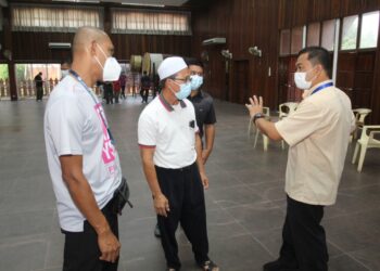 DR. Mohd. Azman (kanan) memberi taklimat kepada petugas di PKRC Gelanggang Seni, Kota Bharu hari ini. - UTUSAN/ROHANA MOHD. NAWI