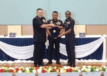 KAMARUL ZAMAN MAMAT (tengah) menyaksikan majlis serah terima tugas jawatan Timbalan Ketua Polis Johor antara Kok Chin (kiri) dan Kumar di IPK Johor.