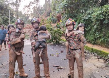 ANTARA 19 mangsa yang terperangkap di Genting Peras- Kuala Klawang selepas berlaku tanah runtuh di laluan tersebut.- IHSAN BOMBA