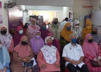 HASSAN Abdul Karim (depan, dua kanan) merasmikan Mesyuarat Agung Tahunan Persatuan Ibu Tunggal Mawarnis di Taman Scientex, Pasir Gudang, hari ini.