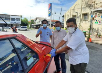 MEGAT D Shahriman Zaharudin
(kanan) mengisi minyak salah sebuah teksi yang menerima baucar tebus minyak bernilai RM40 di Jalan Putra, Alor Setar, hari ini. UTUSAN/MOHD. RIFAAT ABD. HAMID