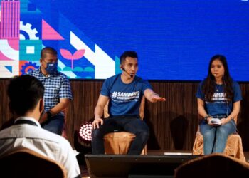 SHAHRIL Sufian Hamdan  menjawab soalan peserta program #sambung yang tergendala di Sungai Siput semalam. -  UTUSAN/ZULFACHRI ZULKIFLI