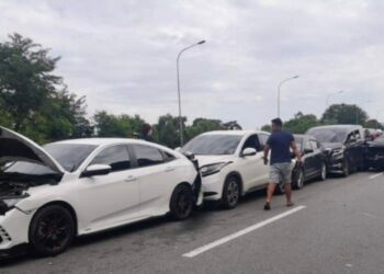 KEMALANGAN  melibatkan tujuh kenderaan di Kilometer 261.9 Lebuh Raya Utara Selatan (Arah Utara) dekat Seremban, Negeri Sembilan, hari ini.- MEDIA SOSIAL.