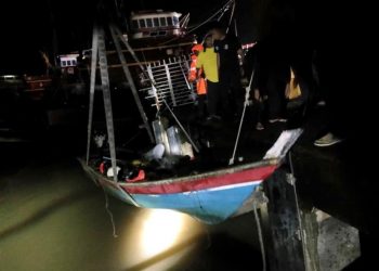 Marin memeriksa bot membawa daun ketum cuba diseludup di muara Kuala Perlis kelmarin. - UTUSAN/NAZLINA NADZARI