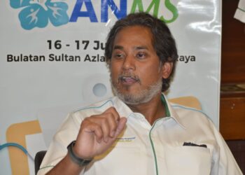 KHAIRY Jamaluddin dalam sidang akhbar pelancaran Jelajah Agenda Nasional Malaysia Sihat peringkat negeri Perak di Meru Raya, Ipoh hari ini. - UTUSAN/ZULFACHRI ZULKIFLI