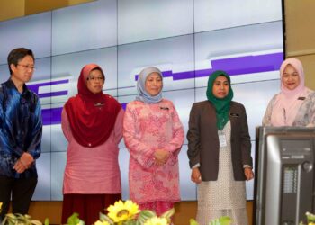 Nancy Shukri (tengah) ketika melancarkan program Matahari dan Iris di Kementerian KPWKM di Putrajaya hari ini. Foto/Faisol Mustafa