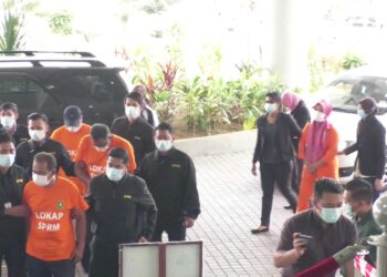 Empat individu termasuk tiga polis dibawa ke Mhkamah Majistret Shah Alam untuk direman SPRM.