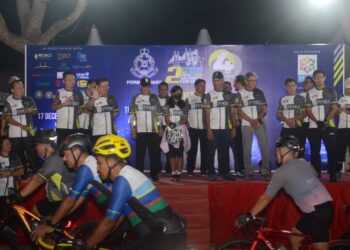 AHMAD FUZI Abdul Razak dan Chow Kon Yeow pada majlis pelepasan bagi acara Penang 2nd Bridge PDRM 2022 Solidarity Fun Ride edisi keempat di Bayan Baru, Pulau Pinang malam tadi. - Pic: IQBAL HAMDAN