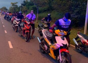 SEBANYAK 76 buah motosikal ditahan atas pelbagai kesalahan dalam Op Samseng Jalanan di Jalan Persiaran Tasik Senangin, Mahkota Hill, Lenggeng, Nilai, Negeri Sembilan petang semalam.- IHSAN POLIS