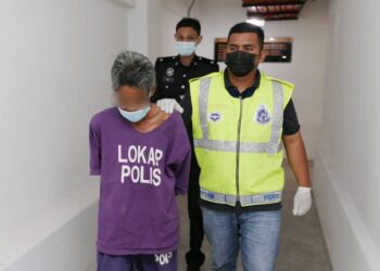 TERTUDUH (kiri) mengaku bersalah di Mahkamah Sesyen Kota Bharu hari ini atas pertuduhan melakukan amang seksual terhadap seorang kanak-kanak perempuan tahun lalu.