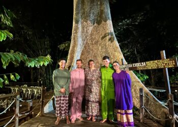 BENOIT Jormaid bersama ahli keluarganya diraikan oleh Rasdan Salleh (kiri) dengan pemakaian busana baju Melayu dan baju kurung di pusat inap Danz Eco Resort Kuala Tahan, Jerantut, Pahang semalam. - HARIS FADILAH AHMAD