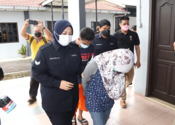 ZAINUDDIN Noh dan Norhazleyana Azreen Abdul Hamid didakwa di Mahkamah Majistret Ipoh hari ini atas tuduhan membunuh dan mendera dua beradik dua minggu lalu. - UTUSAN/MUHAMAD NAZREEN SYAH MUSTHAFA