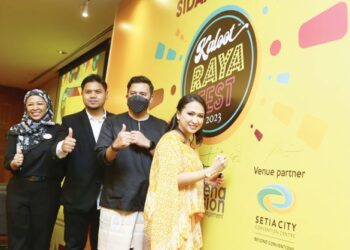 HURRIYAH Alhusna Mohd. Nashim menandatangani poster sebagai simbolik perasmian Fest Kaloot Raya 2023 dan bergambar bersama  Raja Hairul Azmil Tengku Azmi Karib di SCCC, Shah Alam, semalam. 
– UTUSAN/AFIQ RAZALI