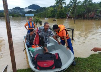 ANGGOTA Angkatan Pertahanan Awam Malaysia (APM) membantu memindahkan penduduk ke bukit berdekatan selepas PPS dihuni dinaiki air di Kampung Rantau Panjang, Hulu Dungun, semalam.