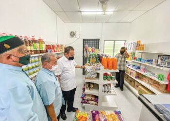 ABDUL FATTAH Abdullah (tiga dari kiri) melawat barangan halal produk Bumiputera pada majlis perasmian Kedai Projek Barang Asas 100  (BA100), Koperasi Kariah Masjid Tengku Sulaiman, Sungai Marong, Bentong, Pahang baru-baru ini.