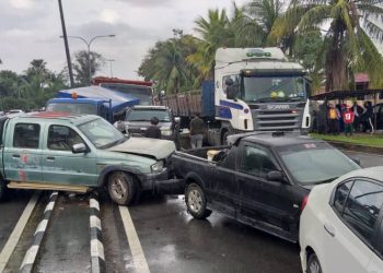 SEBAHAGIAN daripada lapan kenderaan yang dirempuh sebuah lori bijih besi di persimpangan lampu isyarat di pusat sekolah memandu di Kilometer 3 Jalan Chukai-Air Putih di Kemaman hari ini.  - UTUSAN/NIK NUR IZZATUL HAZWANI NIK ADNAN