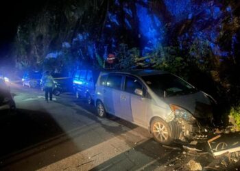 LAPAN kenderaan diletakkan di tepi jalan di Pandan Indah dihempap bongkah batu dipercayai akibat bencana alam awal pagi semalam.- FOTO/IHSAN BOMBA