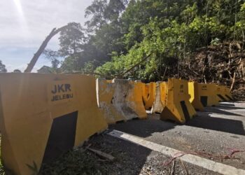 HALANGAN konkrit yang diletakkan di Jalan  Kuala Klawang- Genting Peras dekat sini yang memisahkan sempadan Negeri Sembilan dan Selangor. -FOTO/MUHAMMAD IZZAT TERMIZIE.