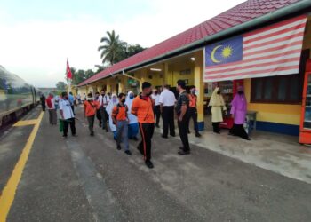 PELAJAR SMK Dabong dari Kampung Kuala Gris memenaiki kereta api di Hentian Kuala Gris, Kuala Krai, Kelantan pagi semalam. - UTUSAN/YATIMIN ABDULLAH