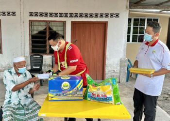 TUANKU Syed Faizuddin Putra Jamalullail menyampaikan agihan zakat MAIPs di Arau, Perlis semalam.-UTUSAN