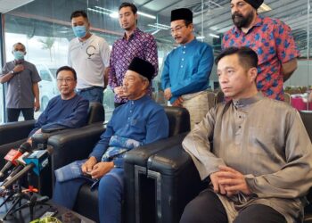 MUHYIDDIN Yassin ketika sidang akhbar selepas menghadiri majlis  sambutan Hari Raya Aidilfitri anjuran parti Gerakan Pulau Pinang di Juru Auto City, hari ini.