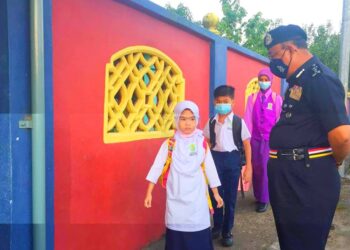 Ketua Polis Kelantan, Datuk Shafien meninjau pematuhan prosedur operasi standard (SOP) di Sekolah Kebangsaan (SK) Mulong 2, Kota Bharu pada 9 Mac 2020.