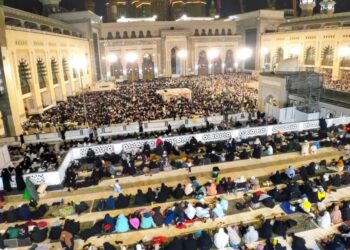 Umat Islam membanjiri Masjidil Haram untuk menunaikan solat Terawih pada 10 malam terakhir Ramadan. - Gambar Ihsan Bazaie Ahmad