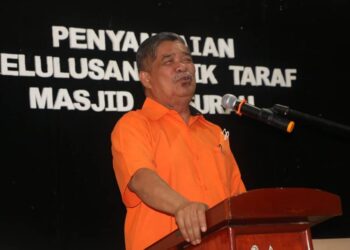 Mohamad Sabi semasa berucap pada Majlis Pe­nyampaian Kelulusan Naik Taraf Masjid, Surau dan Maahad tahfiz Parlimen Temerloh berjumlah RM928,000 di Hotel Seri Malaysia di Temerloh semalam.