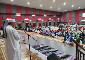 AHMAD Zahid Hamidi berucap pada program tadarus al-Quran di Bagan Datuk kelmarin. - UTUSAN/AIN SAFRE BIDIN