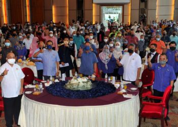 HASNI Mohammad (tengah) bergambar bersama penerima sijil sempena Majlis Penghargaan Kepada Penyumbang Sektor Agromakanan 2022 di Hotel Holiday Villa, Johor Bahru. UTUSAN/RAJA JAAFAR ALI