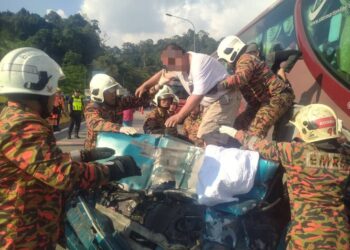 ANGGOTA bomba membawa keluar mangsa dalam kereta yang terlibat nahas  di Kilometer 256.8, Lebuh Raya Utara-Selatan arah utara dekat Kuala Kangsar hari ini.  - UTUSAN/IHSAN JBPM