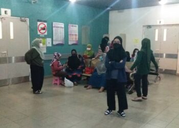 SUASANA di pekarangan Unit Forensik Hospital Shah Alam, Selangor yang masih dipenuhi keluarga mangsa kemalangan tengah malam tadi.