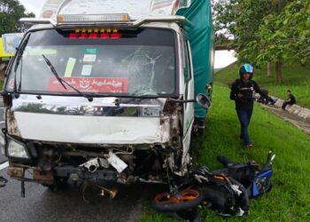 KEADAAN lori yang merempuh sembilan motosikal dan mengakibatkan dua penunggang maut dalam kemalangan  di Kilometer 92.8 Lebuh Raya Utara-Selatan Arah Selatan dekat Bedong, Sungai Petani, Kedah, hari ini.