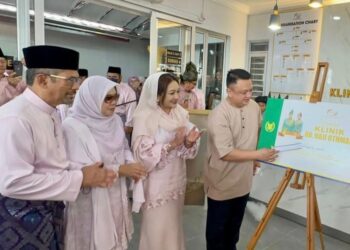 TUANKU Syed Faizuddin Putra Jamalullail 
dan Tuanku Hajah Lailatul Shahreen Akashah Khalil berkenan berangkat menyempurnakan perasmian Klinik Dr. Haji Othman yang baharu di jalan stadium utama, Kampung Pondok, Kangar, Perlis semalam.-UTUSAN