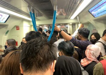 Orang awam yang terkandas dalam MRT yang baru bergerak dari Stesen Pasar Seni menuju ke Kajang.