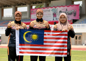 Syaqiera Mashayikh, Nuramalia Hanessha Mazlan dan Nur Afisa Abdul Halil yang menumbangkan trio dari Thailand untuk meraih emas acara Recurve berpasukan wanita